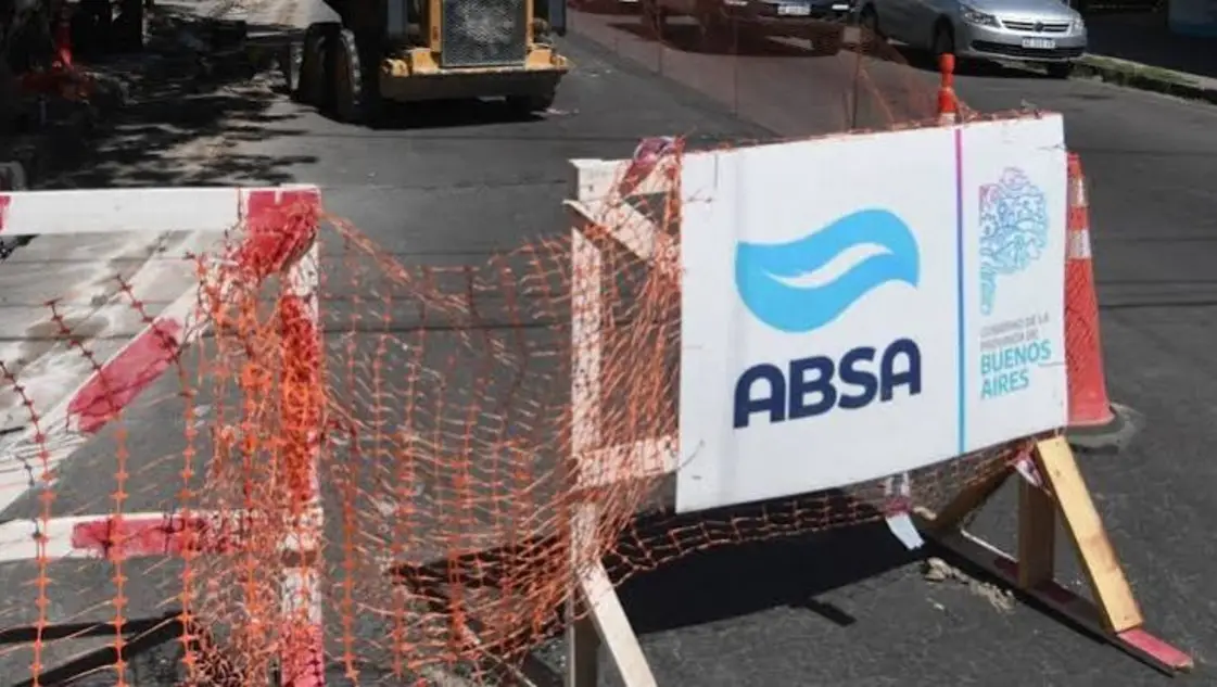 Tras un hundimiento del asfalto, ABSA trabaja para llevar adelante las tareas de reparaci�n