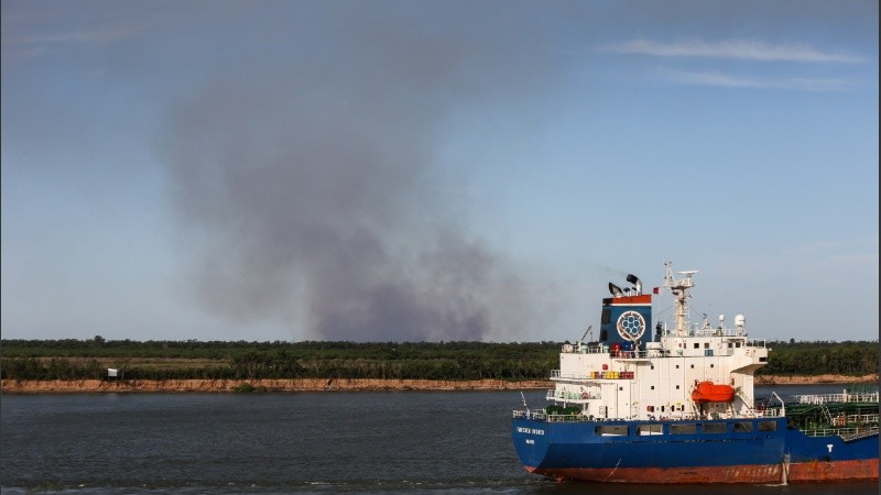 Fuego en las islas y olor a humo en Rosario: Son incendios producidos por el hombre, no por un rayo