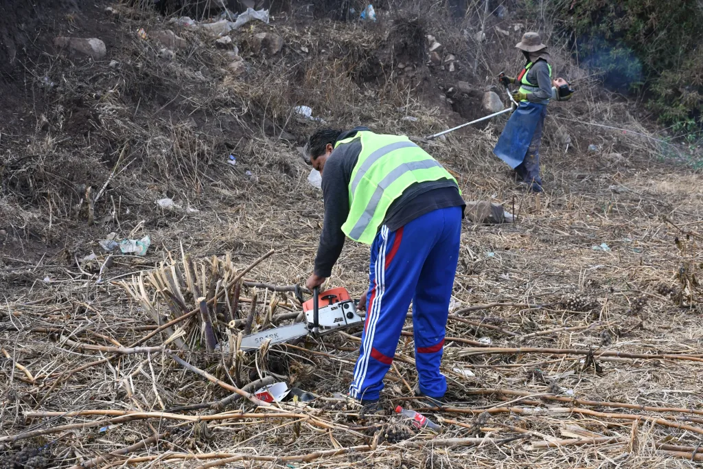 Amplio operativo de retiro de microbasurales en la Circunvalacin Este