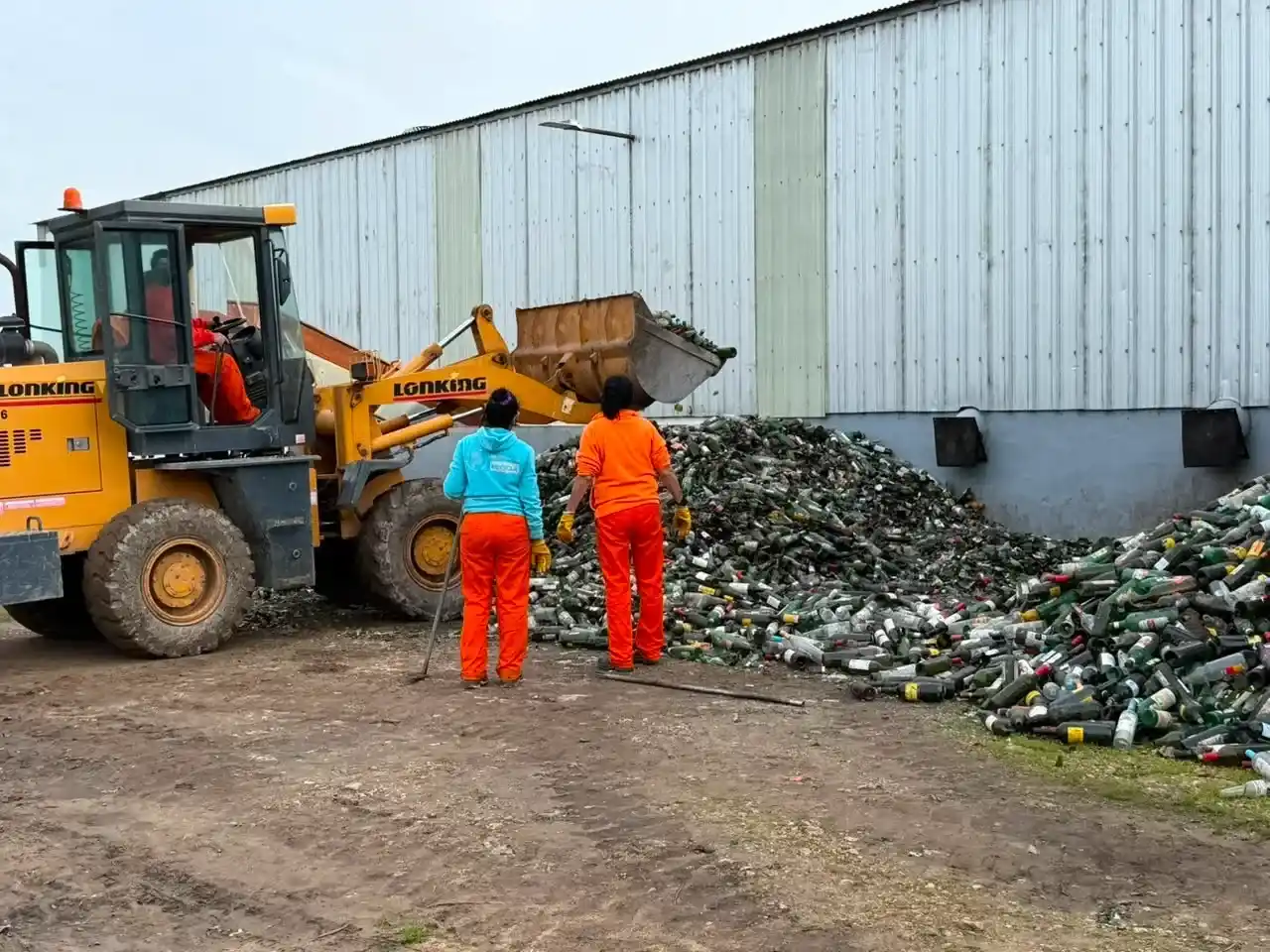 Venta de materiales recuperados en la plata de tratamiento de San Cayetano
