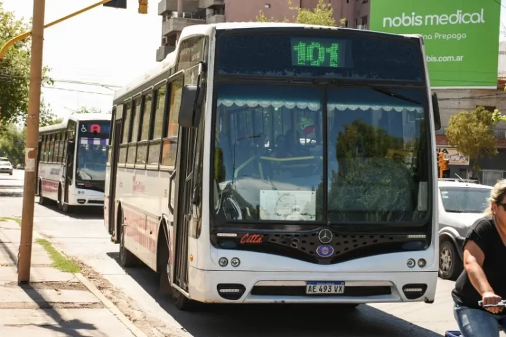 Las empresas de colectivos admiten que redujeron frecuencias: dicen que es por una deuda de casi $10 mil millones