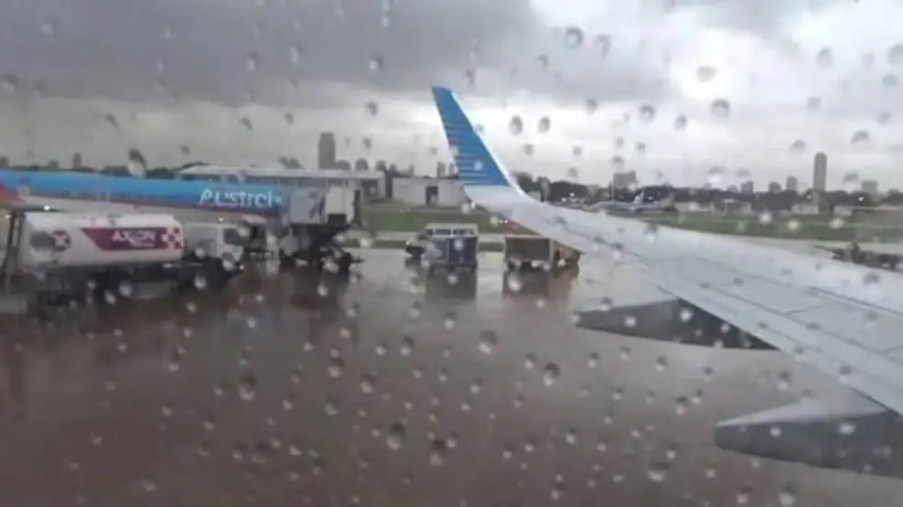 Noche espantosa en el AMBA: lluvia, viento, cortes de luz y casi 30 vuelos afectados