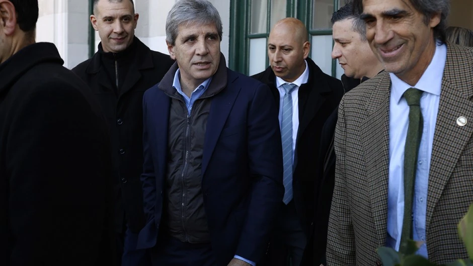 Presionado por la inflaci�n, Caputo pis� el impuesto a los combustibles y prorrog� los subsidios