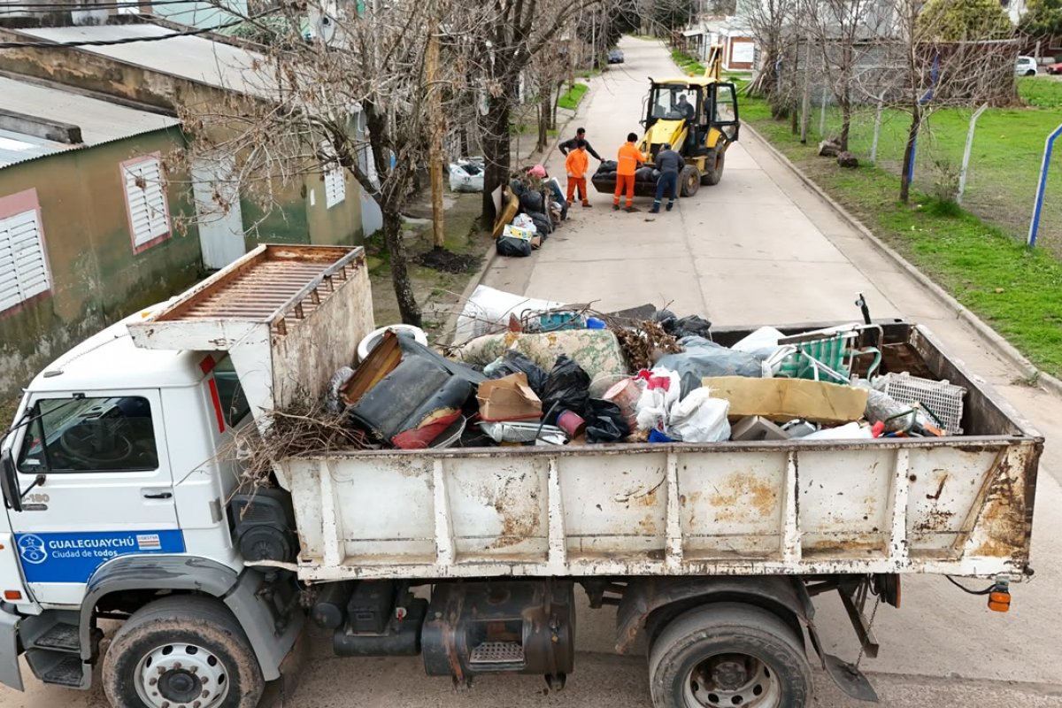 Descacharrizaci�n en el Barrio Obrero: Higiene Urbana carg� cinco camiones con residuos