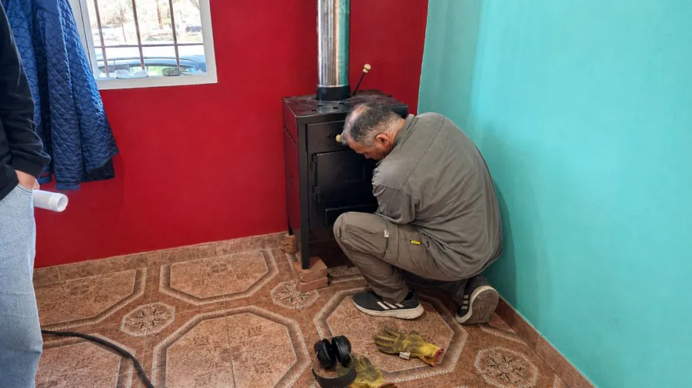 Instalaron las primeras estufas met�licas en Al�n Ruca como parte de un programa provincial de acceso seguro a la energ�a