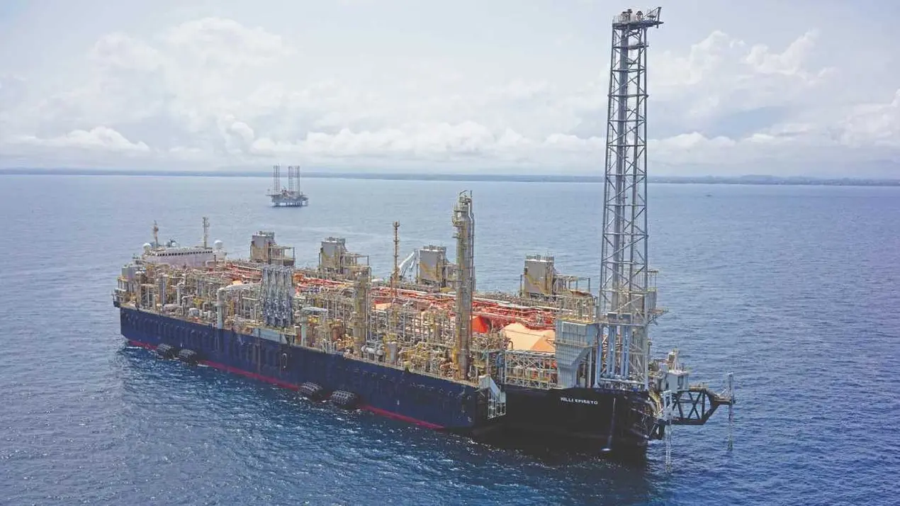 El buque de la primera exportaci�n de GNL argentino inici� su larga ruta hacia R�o Negro