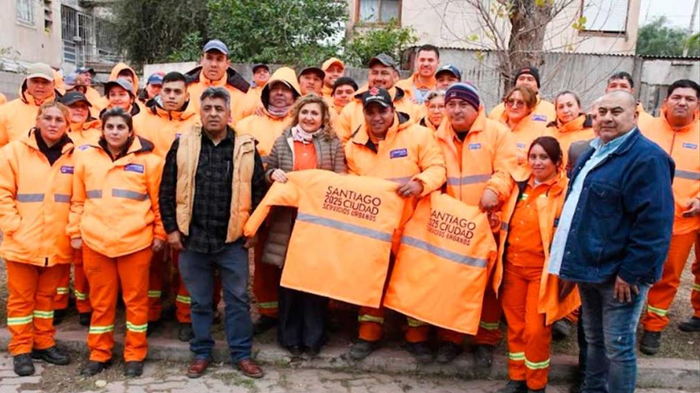 Fuentes entreg ropa de trabajo al personal de recoleccin de residuos y limpieza de la ciudad
