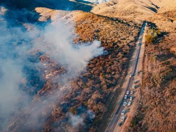 Peligro en Catamarca por un incendio forestal que provoc� el corte total de la Ruta Provincial 4