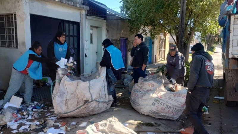 Operativo en una casa donde un hombre acumulaba basura: ya retiraron 10 camiones y este lunes siguen los tr...