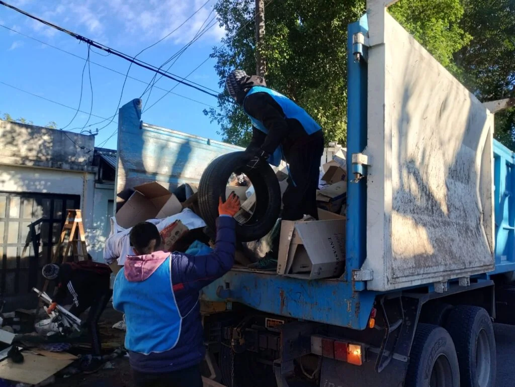 Contin�a el saneamiento de una vivienda de la zona noroeste: ya retiraron diez camiones de residuos