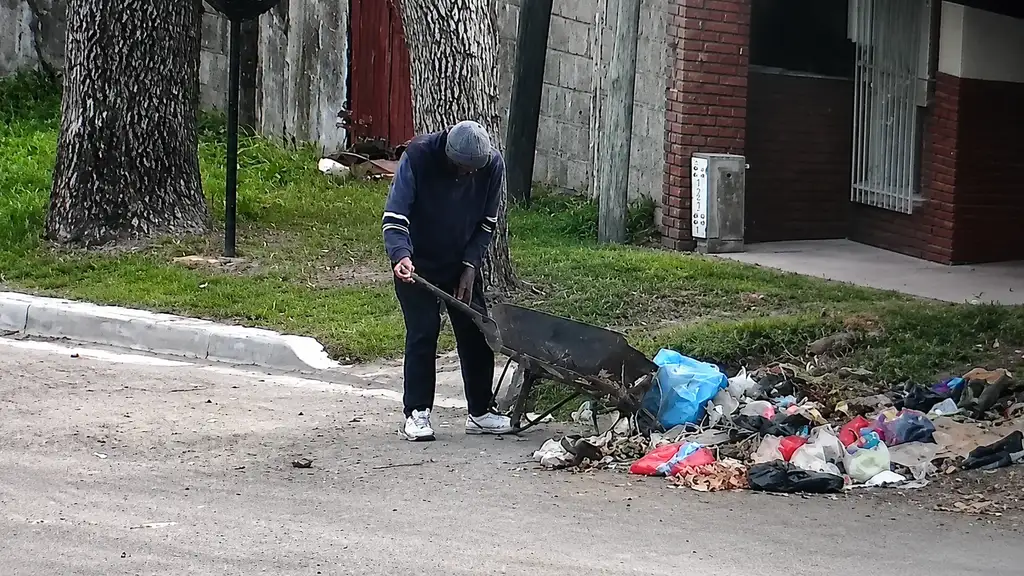 Lo encontraron arrojando basura en la v�a p�blica y lo sancionaron