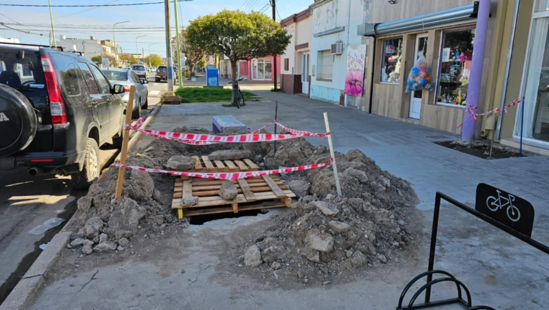 Quejas en Villa Rosas contra ABSA por desbordes y un pozo de 2 metros