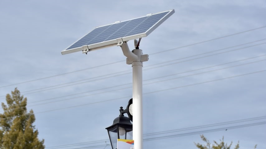 Instalaron un puesto de carga solar para celulares en Trelew