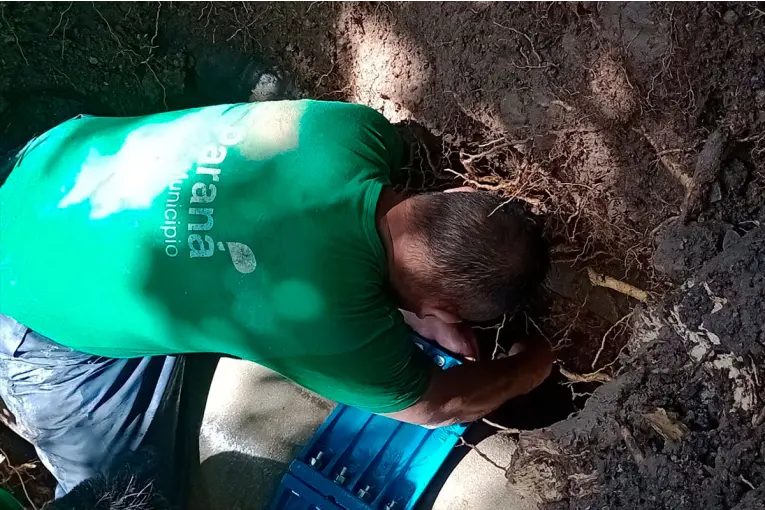 Reparan una ca�er�a de agua y advierten por baja presi�n en varios barrios