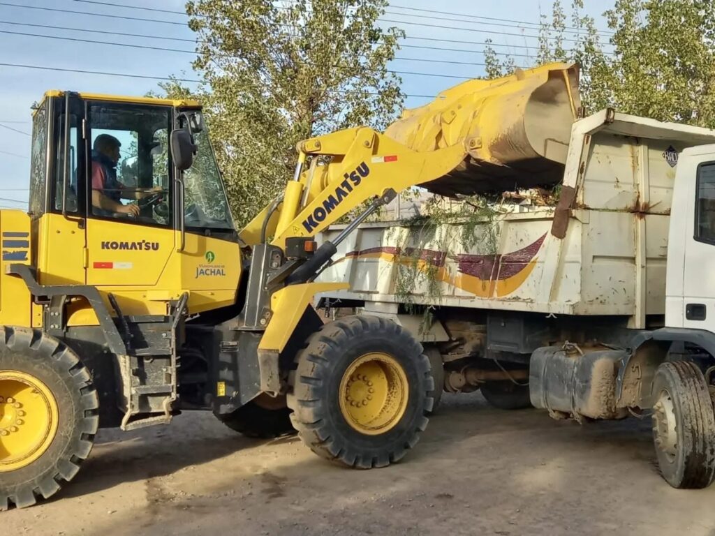 La municipalidad de J�chal despliega un operativo de limpieza integral en los barrios Pismanta I y III