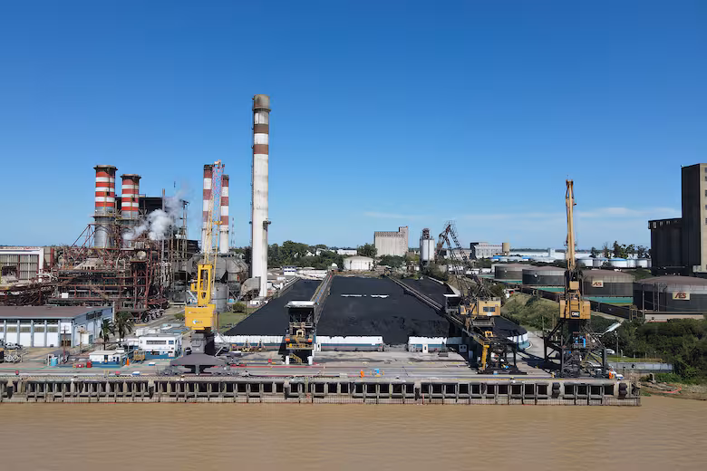 Pese a las promesas de cierre, la �ltima central a carb�n de la Argentina sigue activa y preocupa a los vecinos