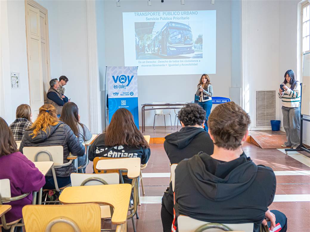 El Gobierno de Jun�n entreg� tarjetas SUBE y capacit� a alumnos universitarios sobre el transporte p�blico