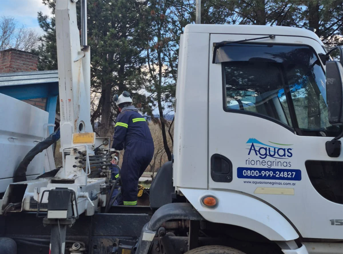 Tras 22 horas de trabajo, comenz� a normalizarse el servicio de agua en Roca