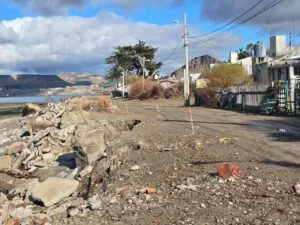 Vecinos del barrio Usina denuncian rellenos con basura y exigen obras definitivas ante la erosi�n costera