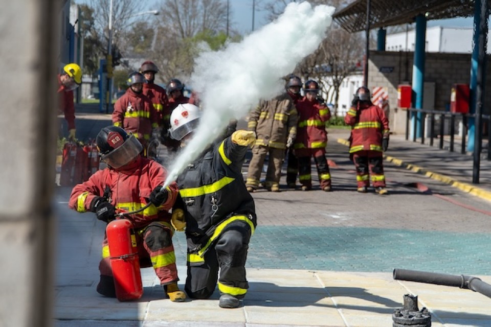 Capacitan a bomberos para atender emergencias con gas