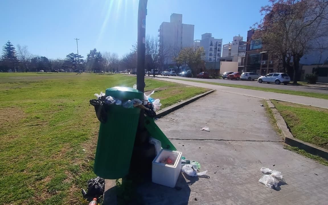 Cestos desbordados y basura acumulada en la rambla de avenida 32