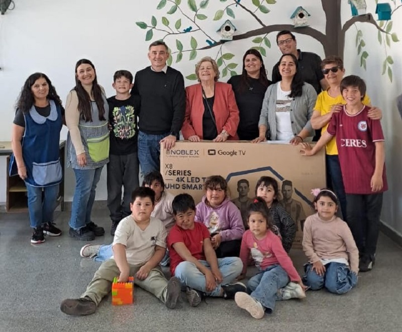 La CEyS entreg un televisor al Hogar del Nio