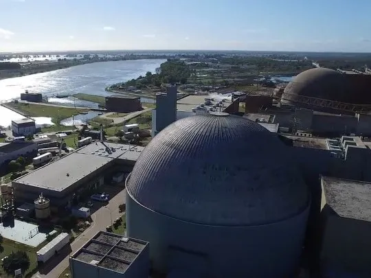 El Gobierno confirma que privatizar la empresa que opera las tres centrales nucleares de la Argentina