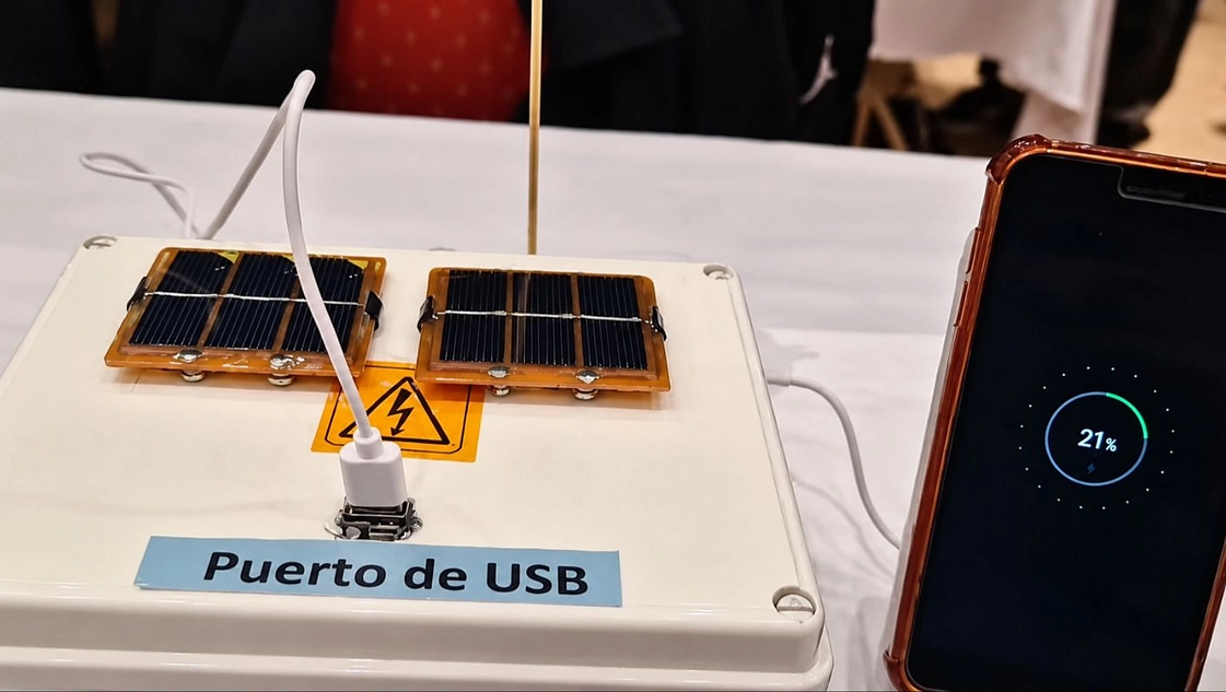 Estudiantes secundarios crearon un cargador solar para celulares