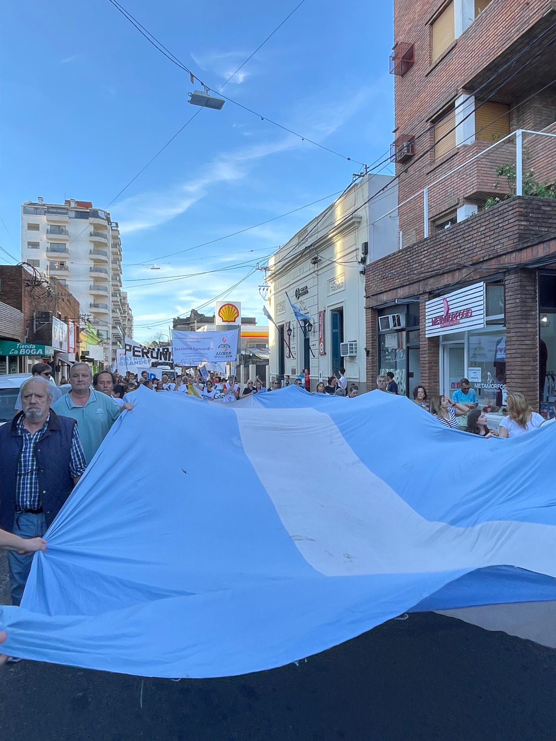 Masiva marcha en Concordia por la educacin pblica y contra los vetos de MileinnnEste contenido pertenece a Diario Junio.nTtulo: Masiva marcha en Concordia por la educacin pblica y contra los vetos de MileinFecha: 17 de septiembre de 2025nFuente
