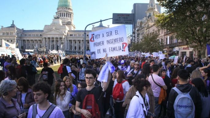 Se desarrolla la tercera Marcha Federal frente al Congreso contra los vetos de Milei