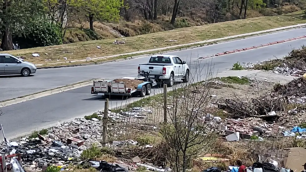 Detuvieron a 3 personas por arrojar basura en C�rdoba y secuestraron la camioneta