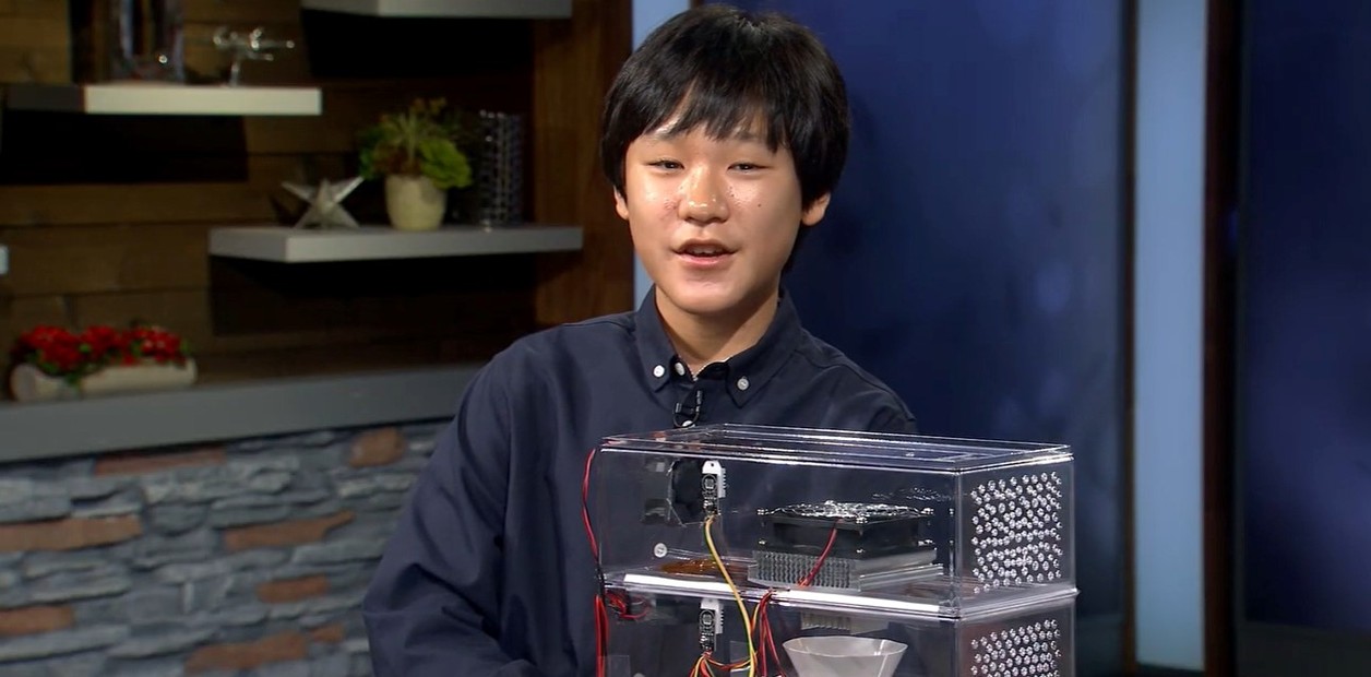 Un joven de 13 a�os construy� una c�mara que extrae agua potable del aire para granjas �ridas, y la cantidad que produjo en dos horas explica el verdadero problema