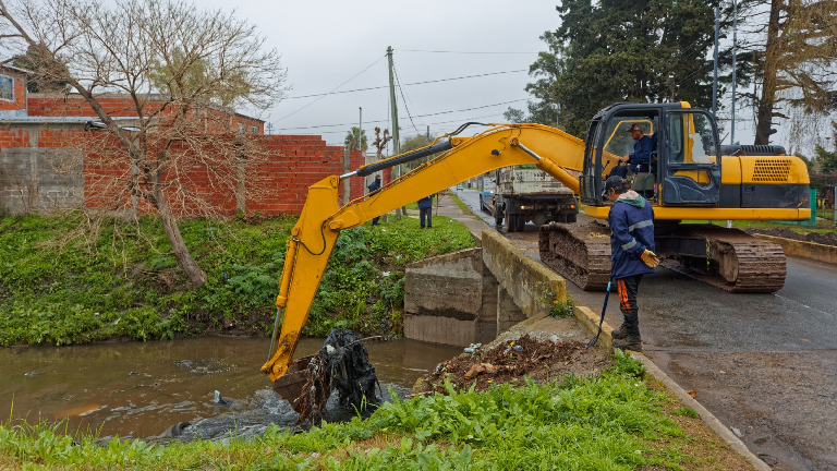 Berazategui avanza con trabajos de saneamiento en el Arroyo Las Conchitas