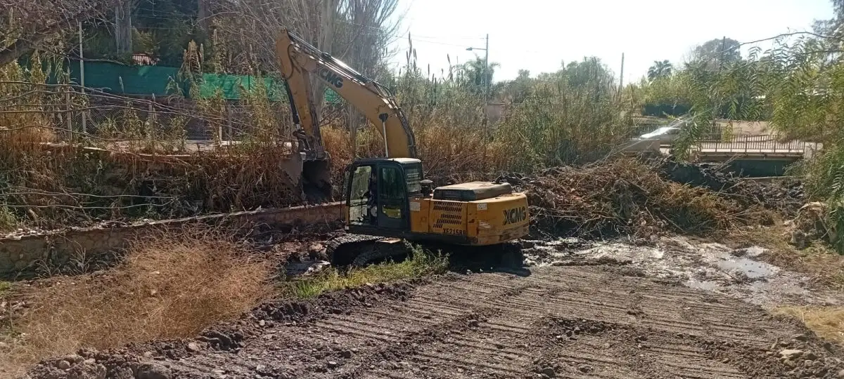 Avanzan los trabajos de limpieza en el arroyo Lagunita en Guaymall�n