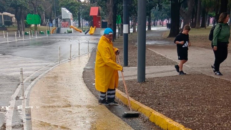 Activaron un operativo especial de drenaje e higiene ante la doble alerta por tormentas