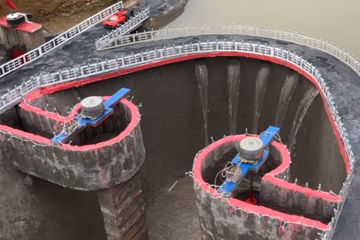 Utiliz� el agua de un arroyo lindero a su domicilio y construy� una impactante central hidroel�ctrica