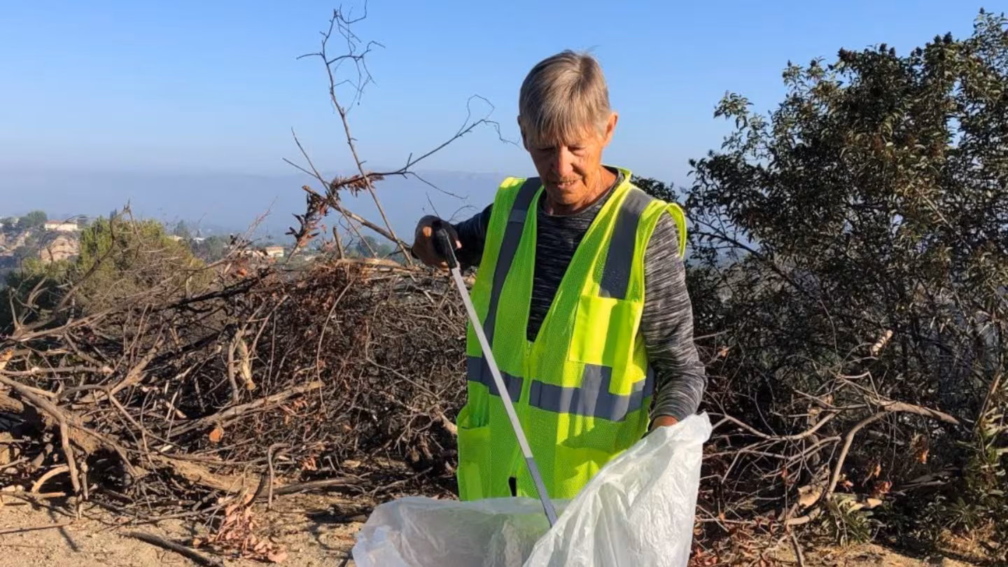 En 2020 una jubilada empez� a recoger basura sola durante sus caminatas de 6,4 kil�metros: 6 a�os despu�s, ya retir� 340.000 kilos