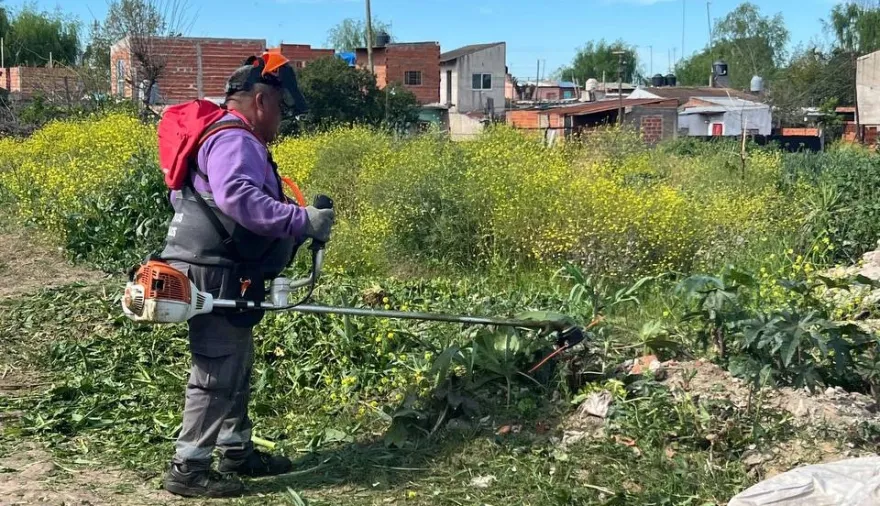 El Municipio de Quilmes realiza trabajos de limpieza integral en La Matera ante el alerta por tormentas