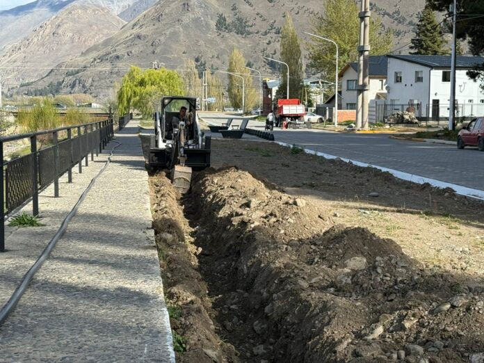 Continan las obras en el Paseo de la Cascada con la instalacin del sistema de riego