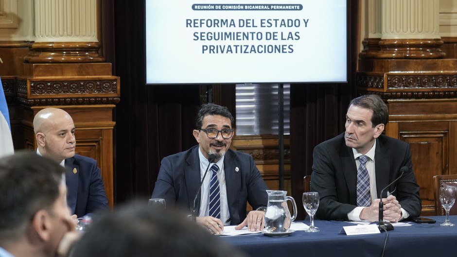 Denuncian a Chaher por las tasaciones secretas de las empresas que Milei quiere privatizar