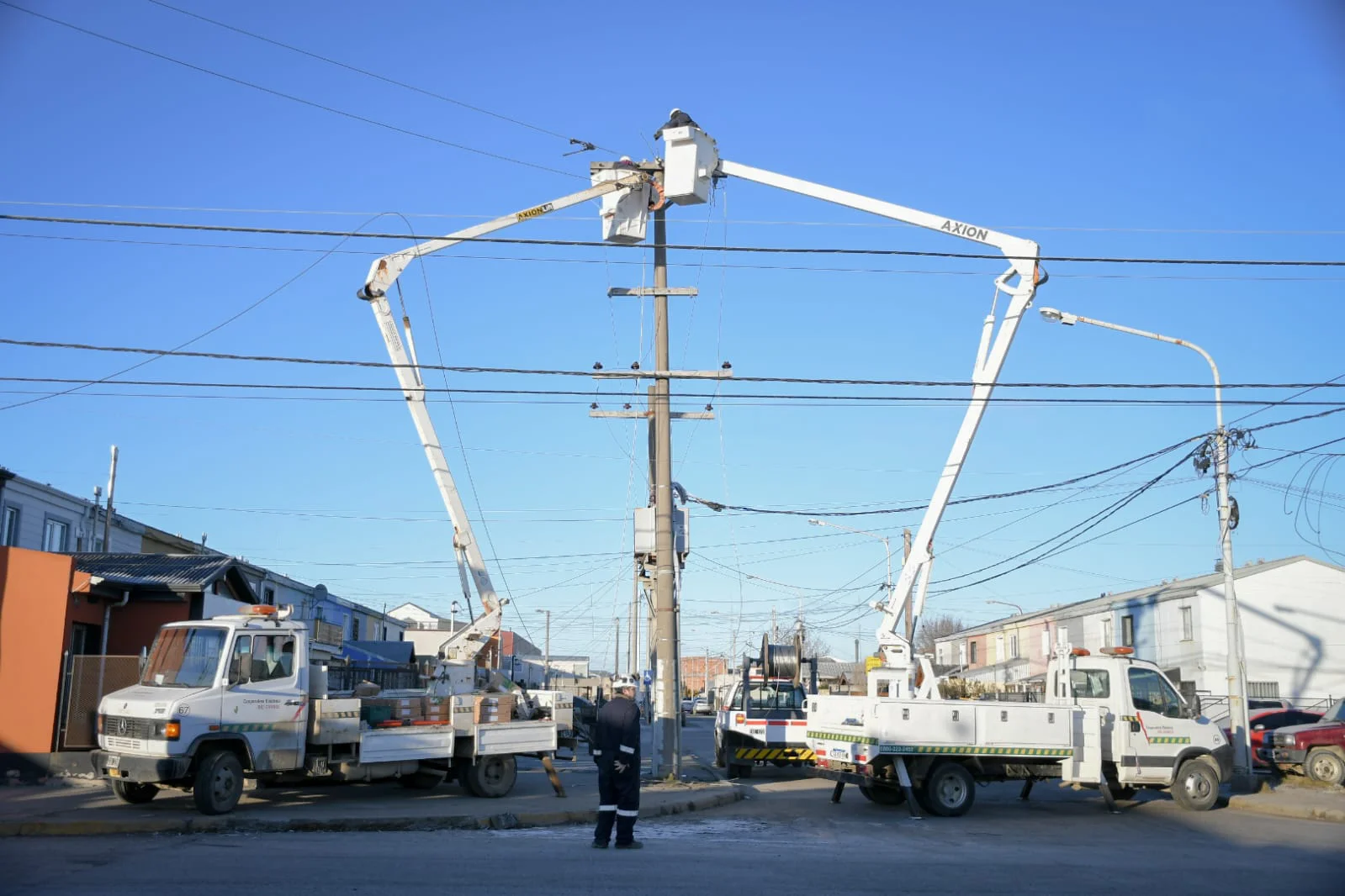 Recambio de seccionadores: la Cooperativa Eléctrica avanza con el mantenimiento de la red