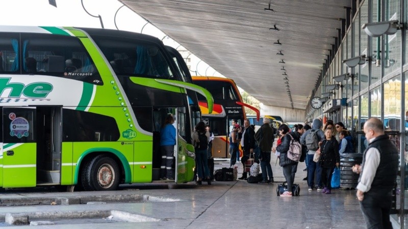 Choferes de larga distancia alertaron por rutas deterioradas y micros con 