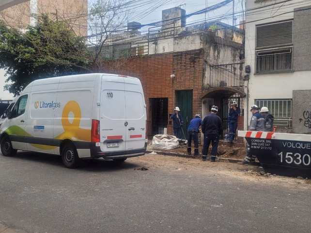 Susto en barrio Martin: rompieron un caño de gas mientras sacaban un árbol y provocaron una fuga
