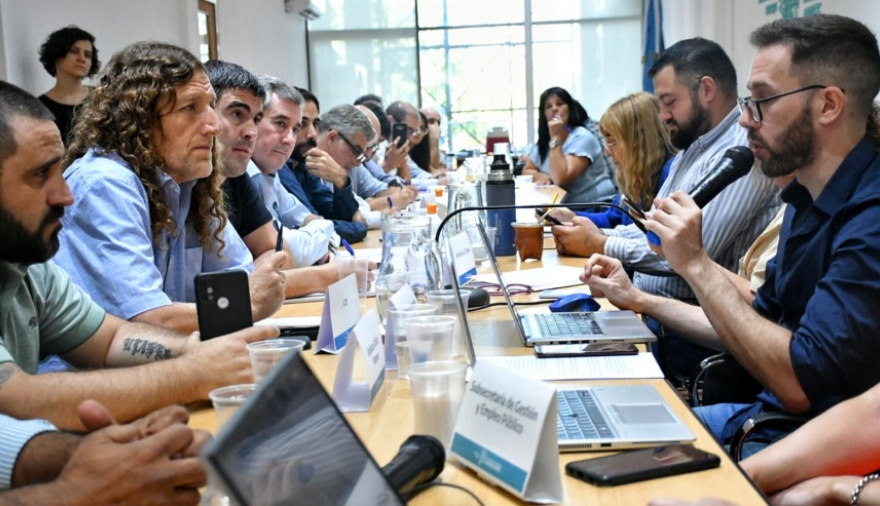 Tras la presi�n gremial, la Provincia llam� a docentes y estatales a negociar salarios