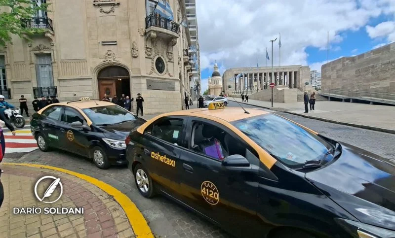 Taxistas rechazan la regulaci�n de las aplicaciones: �Es una fantas�a que le ponen a la sociedad para que siga todo en negro�
