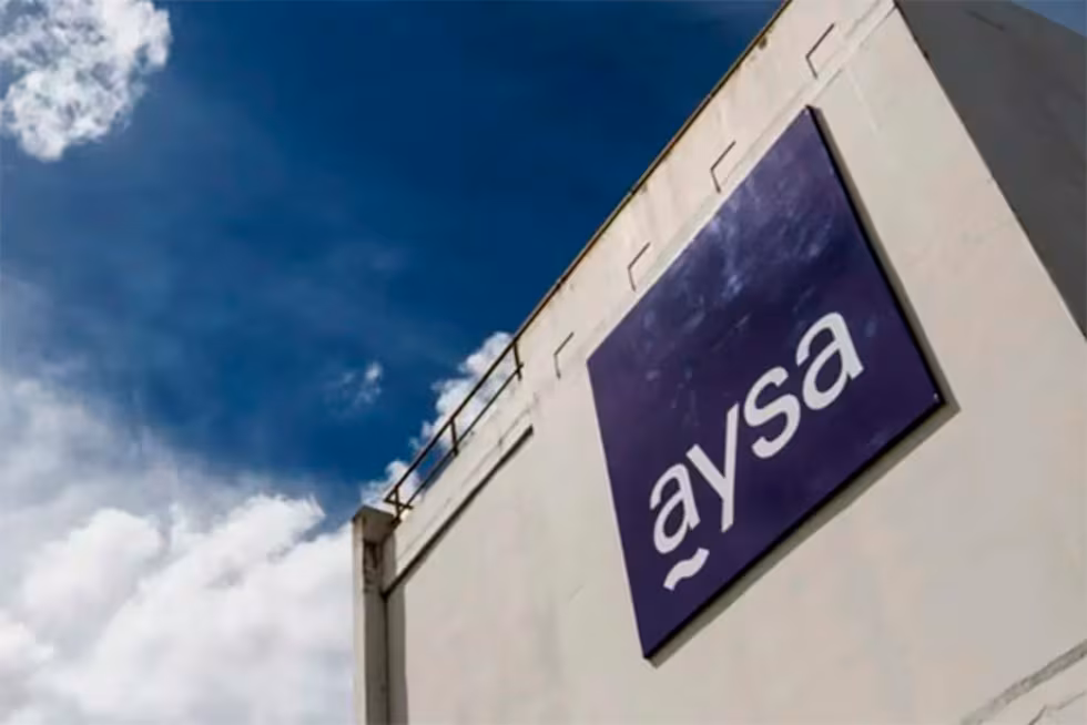 Precio rebajado, promesa de aumento de tarifa y un comprador fantasma: la polémica privatización de AySA
