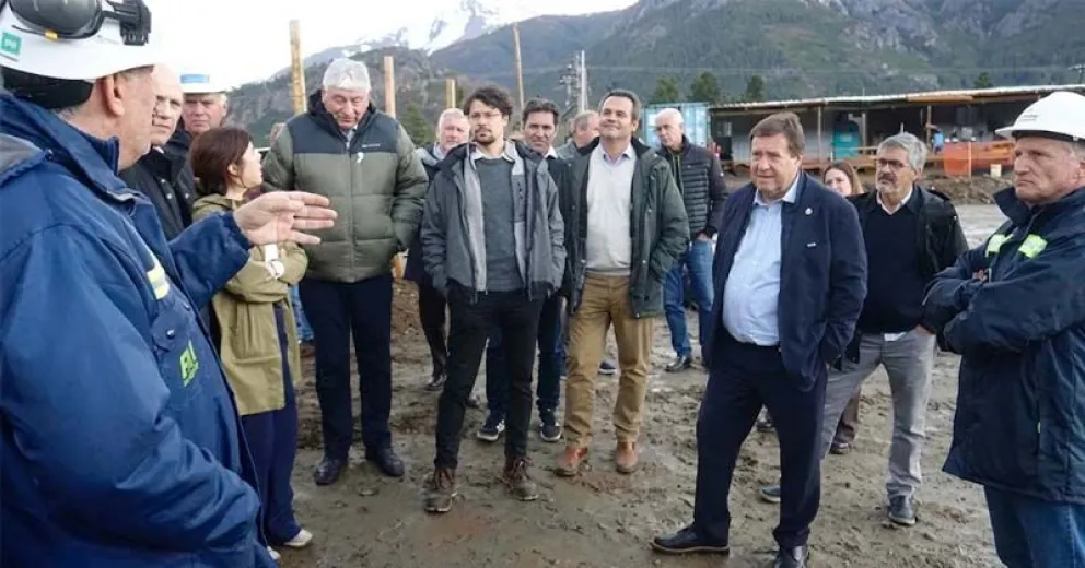 Weretilneck y delegación de la CAF recorrieron la obra de agua más importante de Bariloche