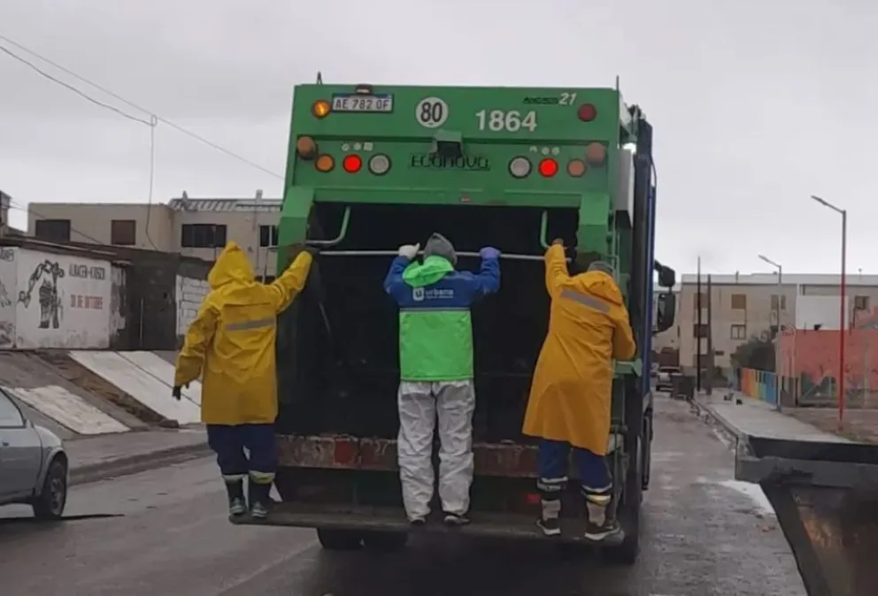 Un recolector de residuos resultó herido tras sufrir una caída durante su jornada laboral