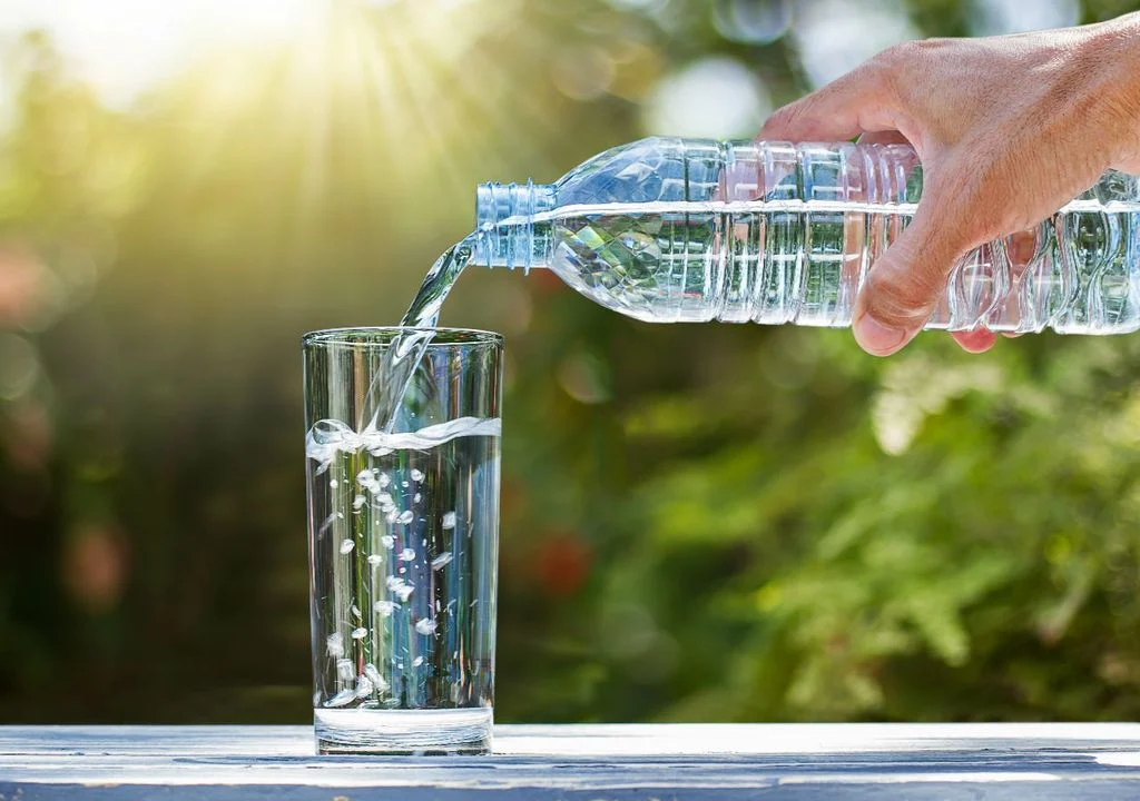 Consumidores de agua embotellada ingieren muchos ms microplsticos que usuarios de agua del grifo, segn un estudio