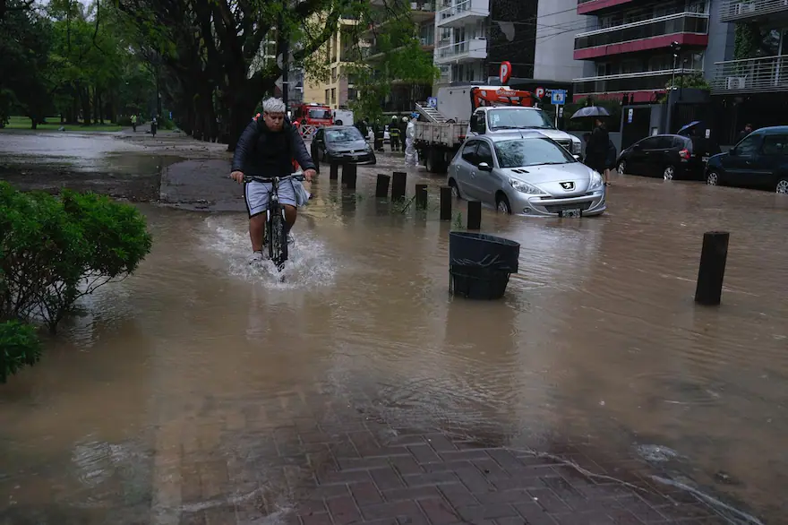 En fotos y videos: se rompi un cao en Belgrano y varias cuadras quedaron inundadas